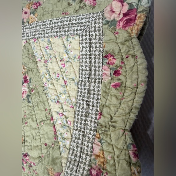 Floral Cottagecore Reversable Quilted Table Runner and Placemats - Picture 4 of 13